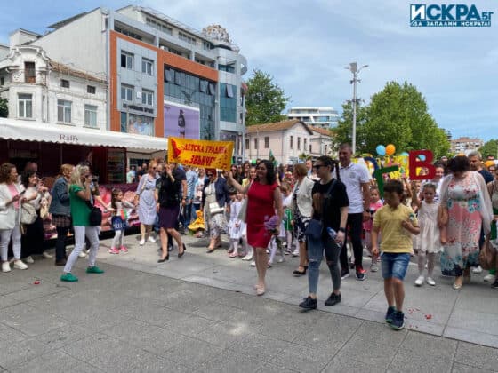 Празнично шествие за 24 май в Бургас