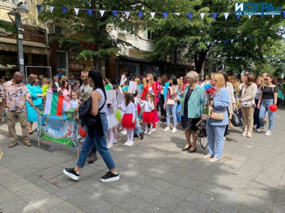 Празнично шествие за 24 май в Бургас