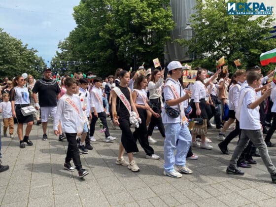 Празнично шествие за 24 май в Бургас