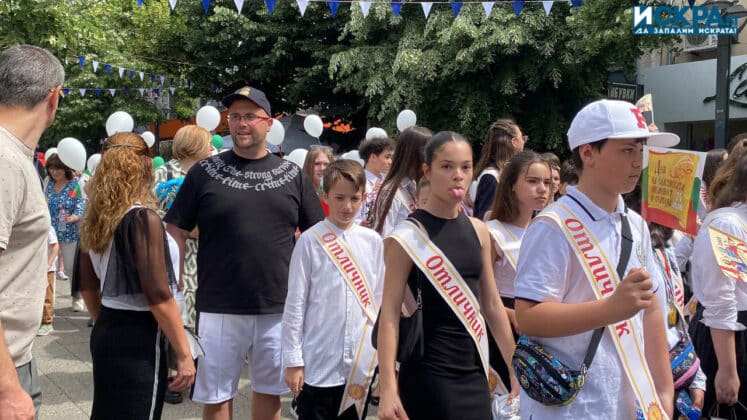 Празнично шествие за 24 май в Бургас