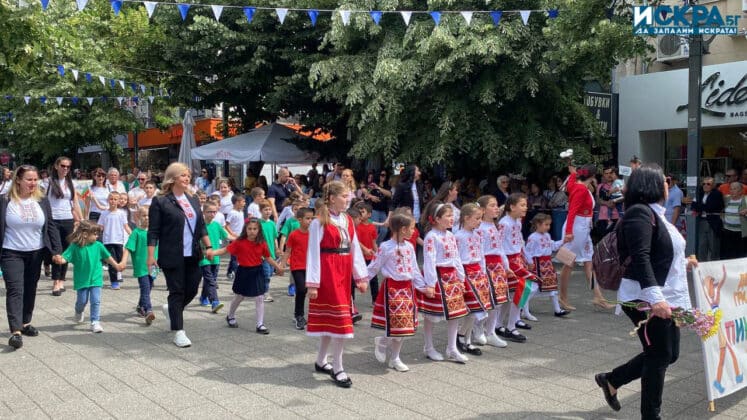 Празнично шествие за 24 май в Бургас
