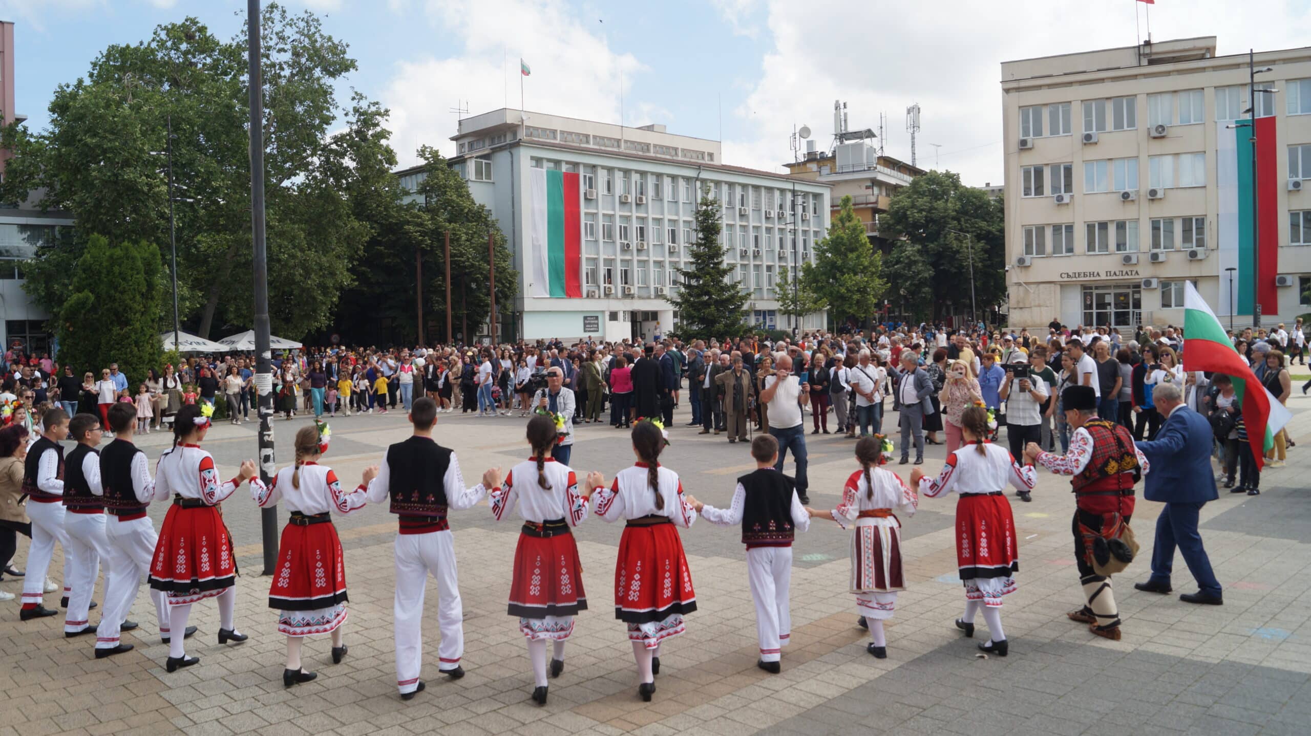 С празнично шествие на образователни и културни институции в Търговище