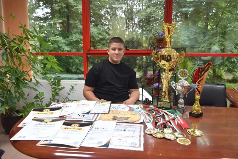 Кметът Димитър Иванов посрещна златния медалист от Европейската купа по