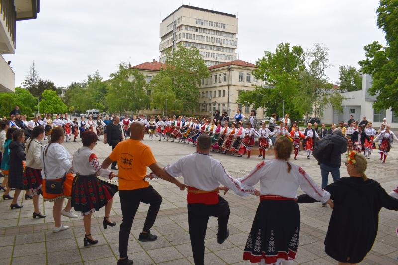 С фолклорен семинар на площада пред Общинския културен център бе