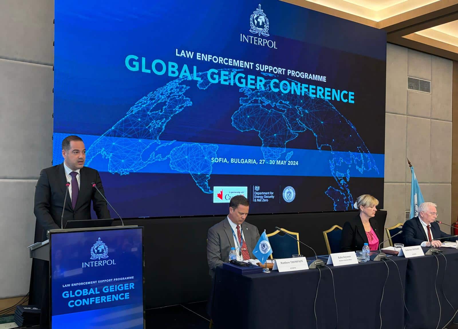 Вътрешният министър Калин Стоянов приветства участниците във Втората глобална конференция