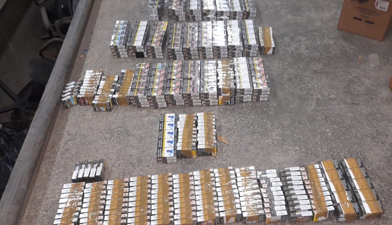 Митнически служители задържаха общо 65 320 къса 3266 кутии и