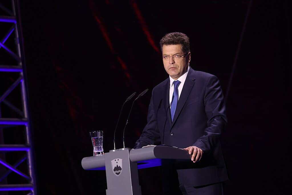 Европейският комисар за управление на кризи настоява че не предлага