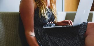 Жена, лаптоп