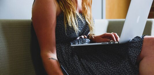 Жена, лаптоп