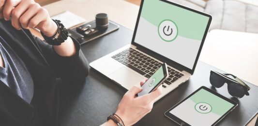 Жена, работа, лаптоп, ИТ специалисти