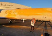 Самолет в оранжево