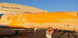 Самолет в оранжево