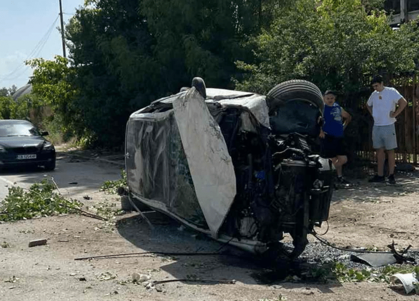 Лек автомобил марка БМВ е претърпял самостоятелна катастрофа на столичния