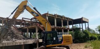 Събаряне на стари сгради