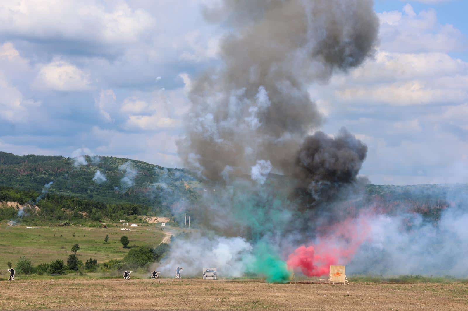 Заместник министърът на отбраната Иван Пейков присъства на демонстрационните стрелби които