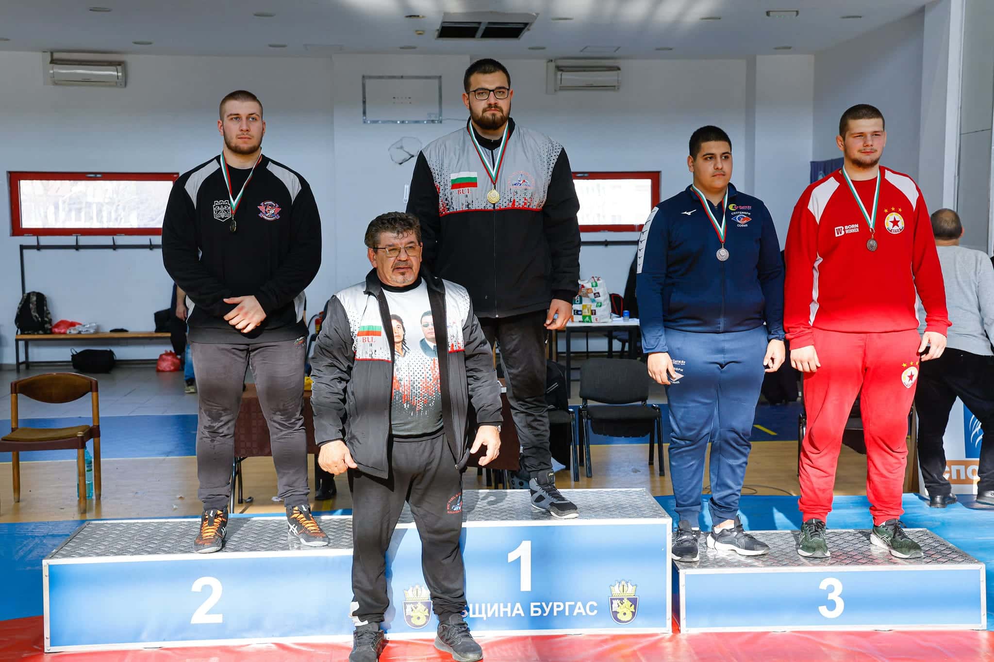 Млад български състезател по борба в който са съсредоточени много