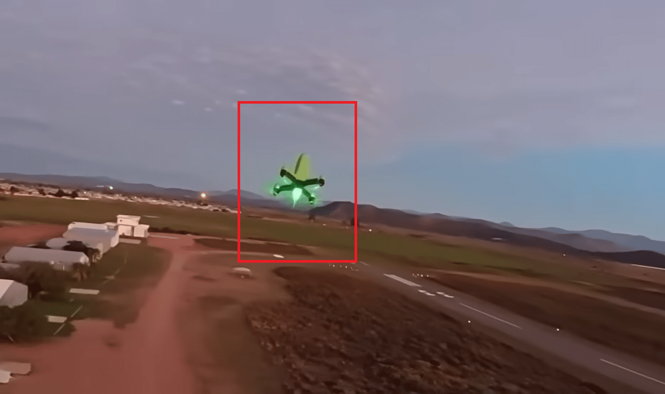 Дрон Снимка Скрийншот от видео в YouTube
Люк Бел и баща