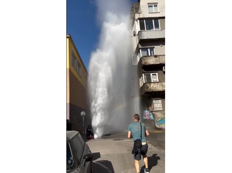 Гейзер с гореща вода достигащ височина 20 метра е бликнал