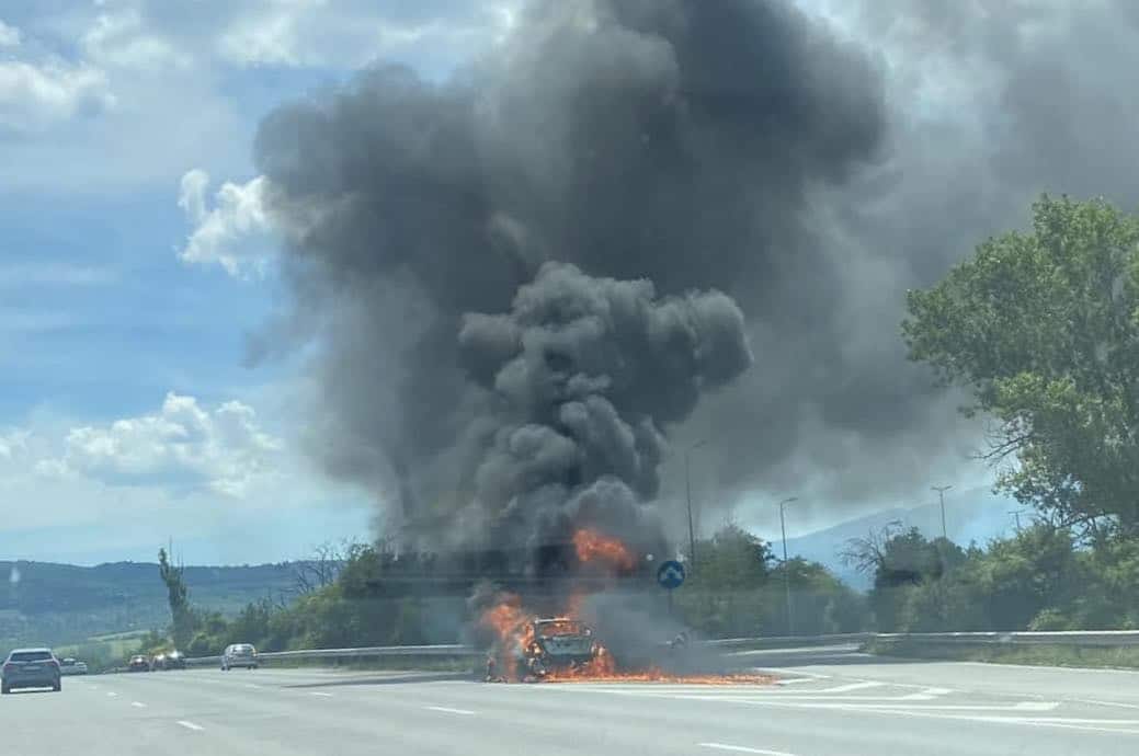 Автомобил гори на Околовръстния път в София при разклона за
