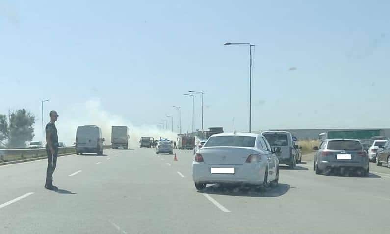 Тир натоварен със слама се е възпламенил край София Това