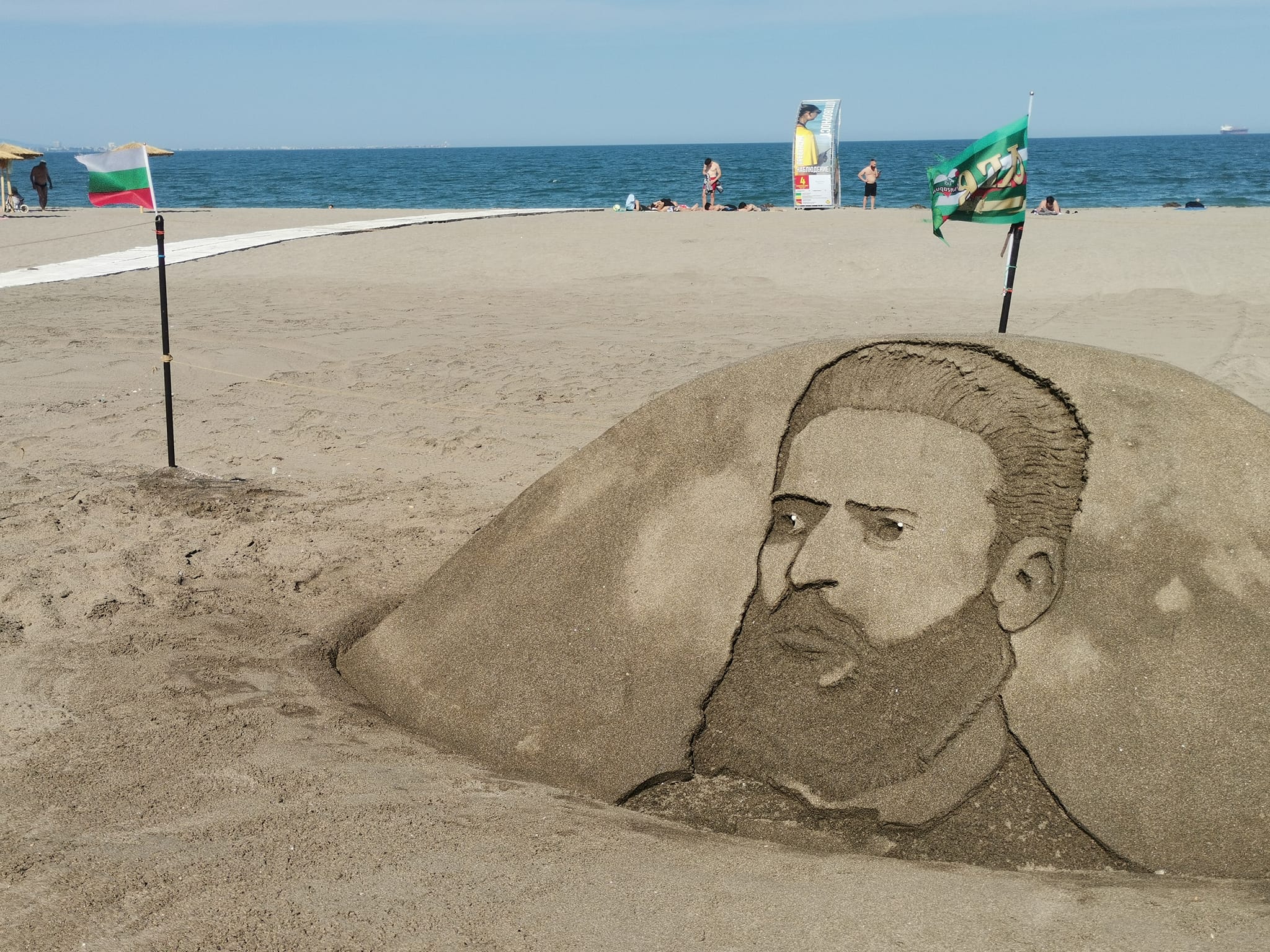 Ликът на Христо Ботев се появи на бургаския плаж Скулптурата