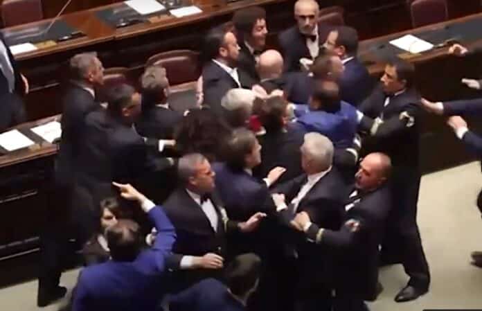 Бой в италианския парламент