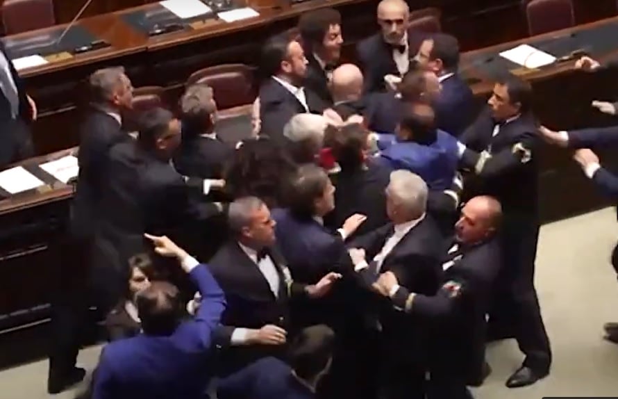 Опозиционен депутат от популисткото Движение 5 звезди беше изведен с