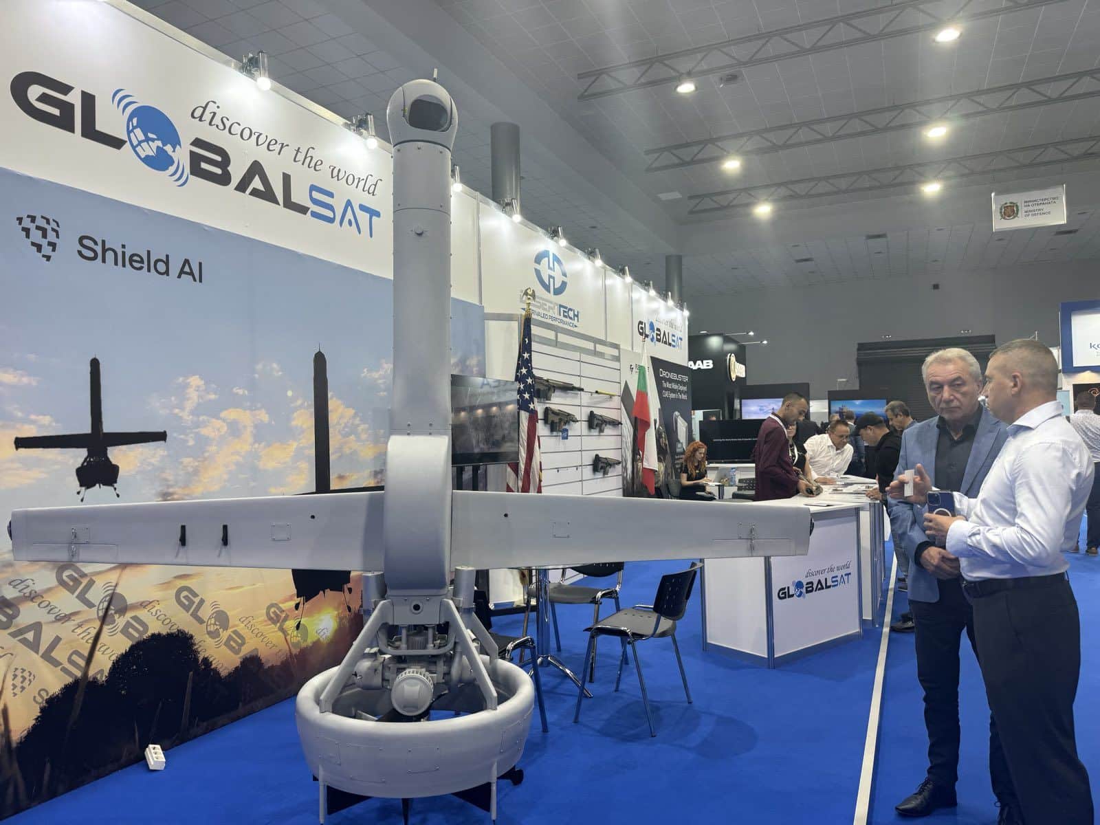 Министърът на иновациите и растежа Росен Карадимов и зам председателят на