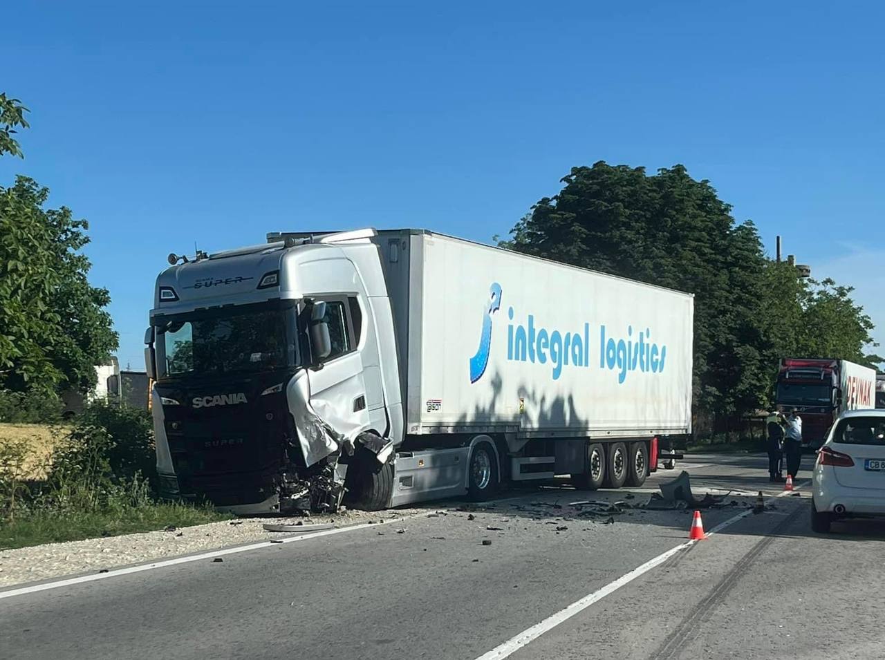 Тежка катастрофа с участието на тежкотоварен камион и лек автомобил