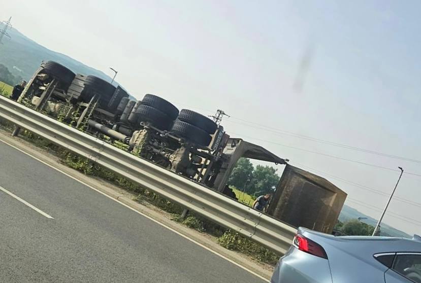 Самосвал се е обърнал на Околовръстното в София съобщават шофьори