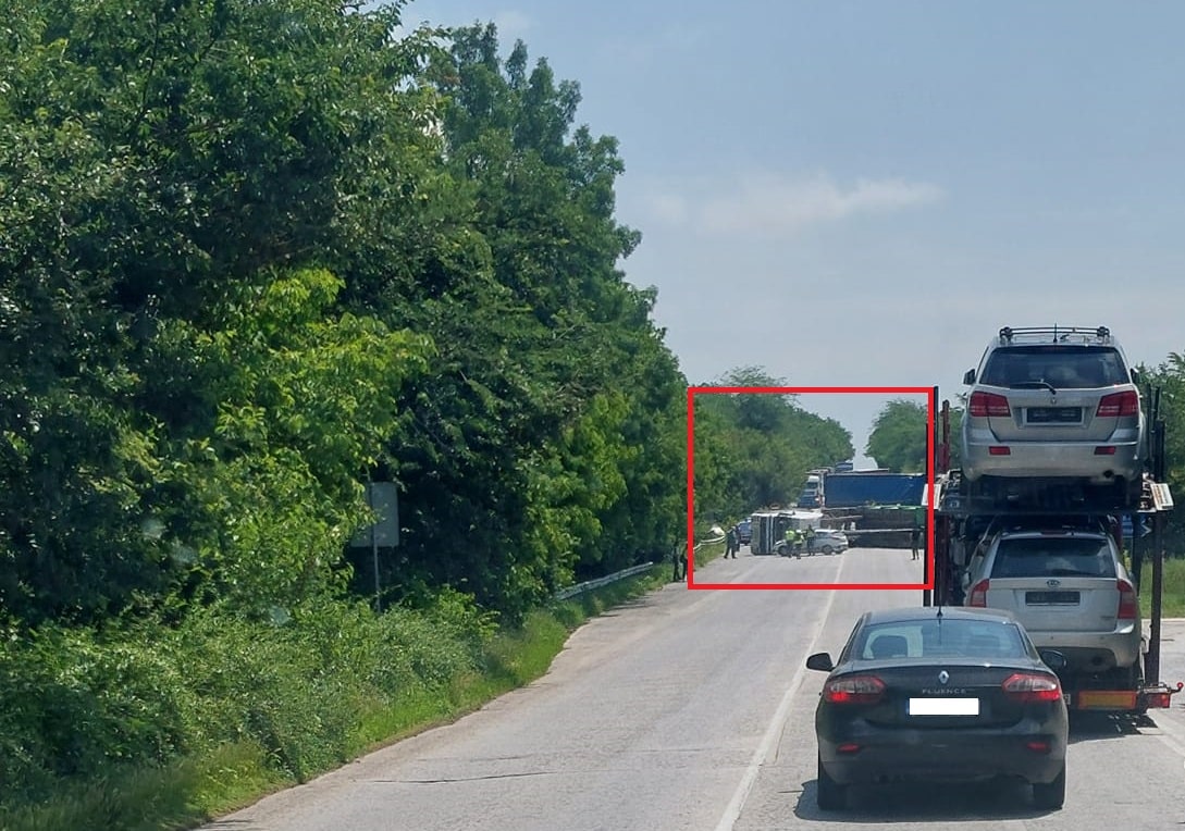 Двама са леко пострадали при възникнала днес Това съобщиха