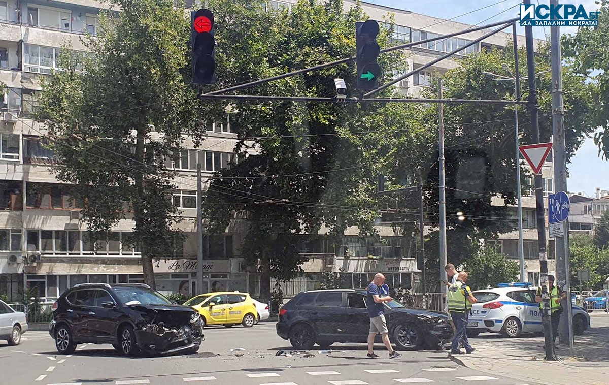 Катастрофа между два автомобила е станала преди около час на