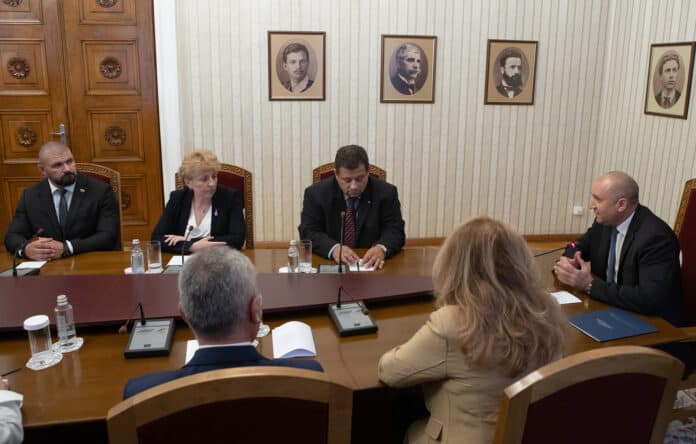 Консултациите