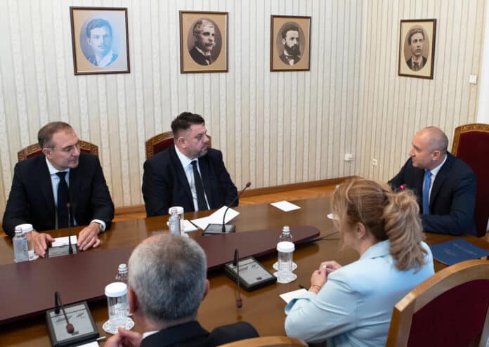 Консултациите