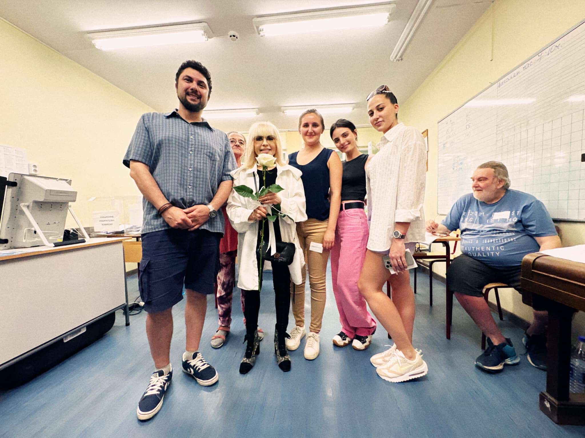 Певицата Лили Иванова гласува в София Тя бе посрещната в