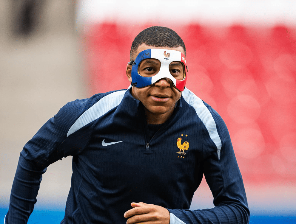 Два мача от група D и един от група E