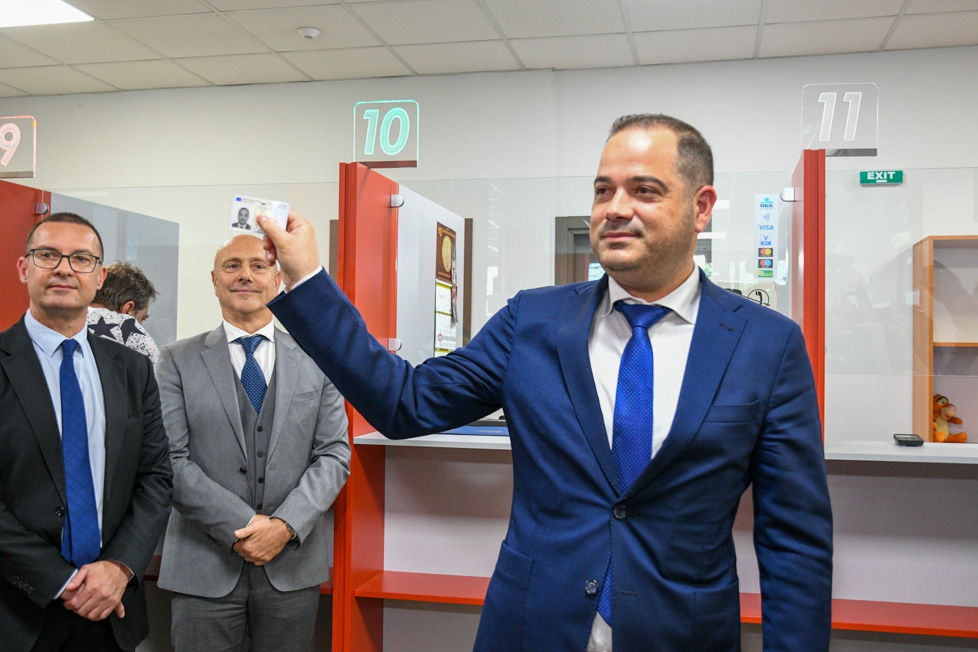 Вътрешният министър Калин Стоянов получи първата си лична карта от