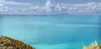 Морето край Албания