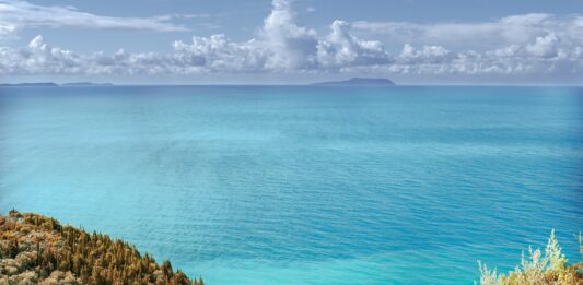 Морето край Албания