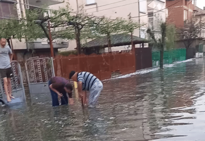 От понеделник ще започне описване на щетите по сградите причинени