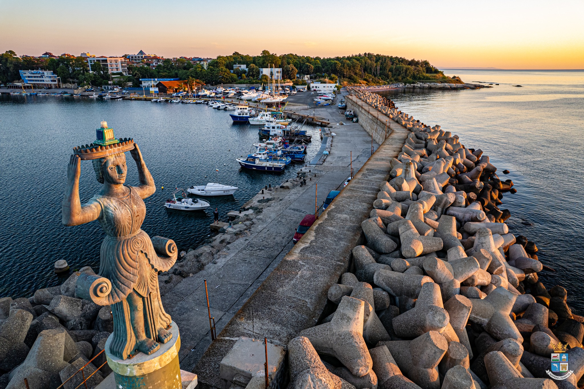 На кадъра се вижда фарът с фигурата на жена поставен