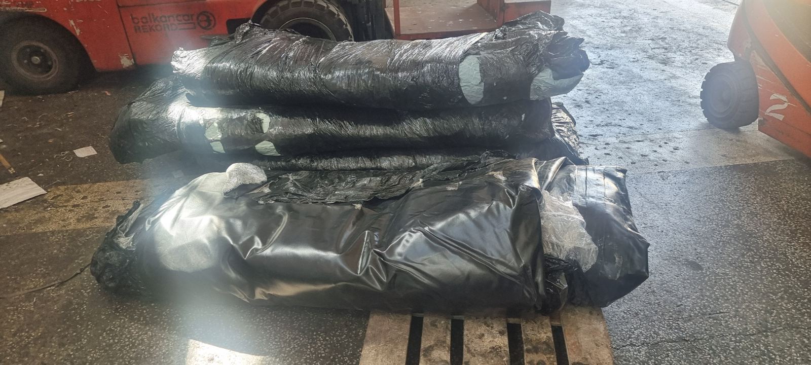 Двадесет надуваеми лодки задържаха митническите служители на Граничен контролно пропускателен пункт