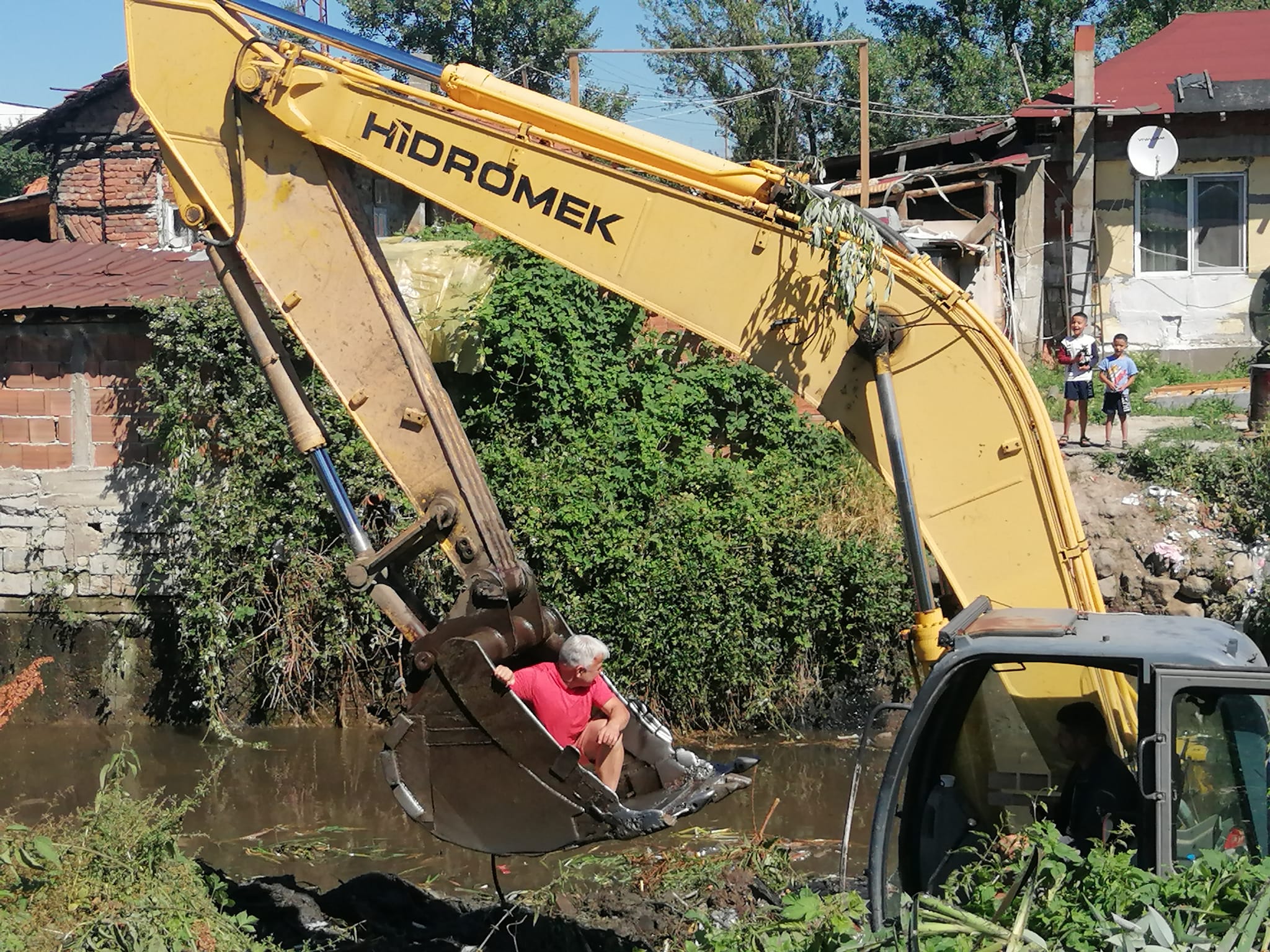 От 3 години доброволци организират чистене на река Струма Те
