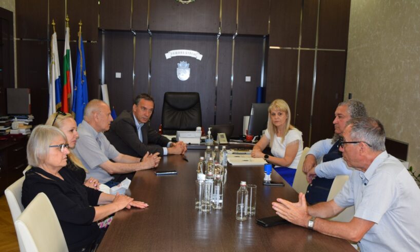 Кметът на Бургас Димитър Николов и представители на учителските синдикати