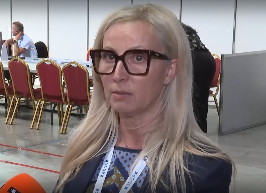 Първата секция с попълнени изборни книжа пристигна в Арена София