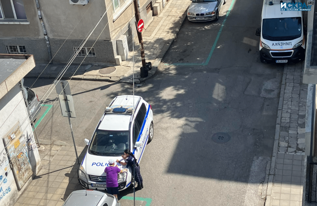 Екип на полицията и Спешна помощ в Бургас помагат на