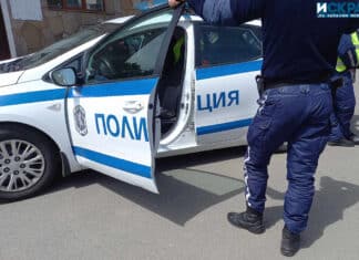 Полиция, патрулен автомобил, задържани, арестувани