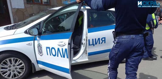 Полиция, патрулен автомобил, задържани, арестувани