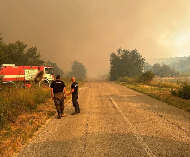 Пожар избухна в Плевенско Заради него затвориха пътя между селата