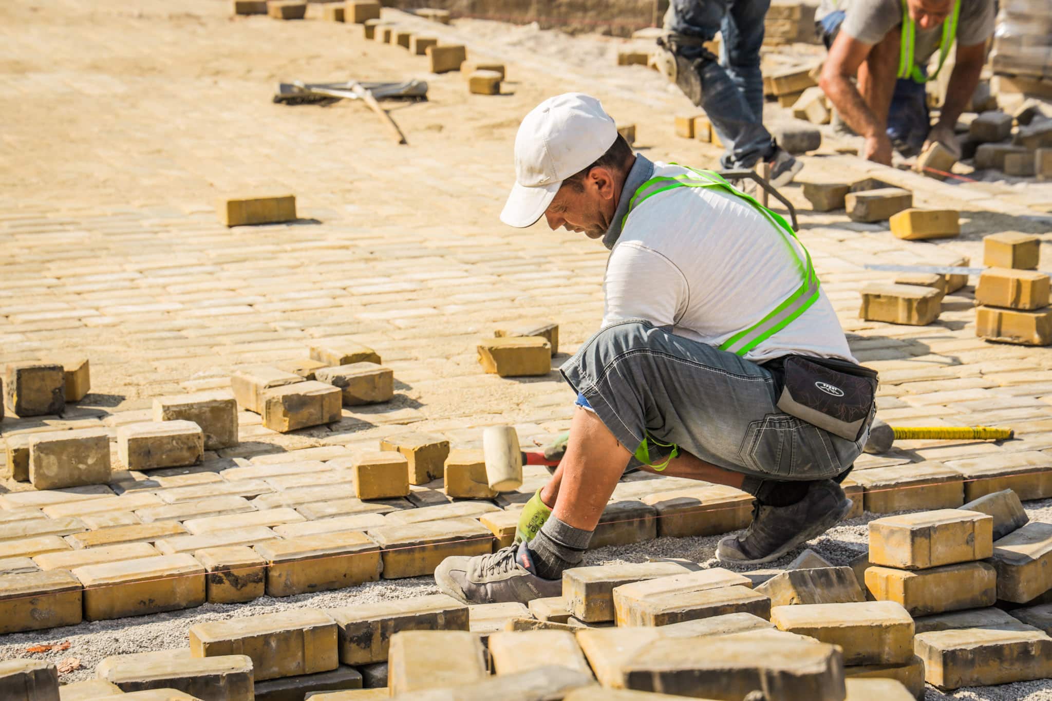 Неравности по пътя са причината част от жълтите павета в